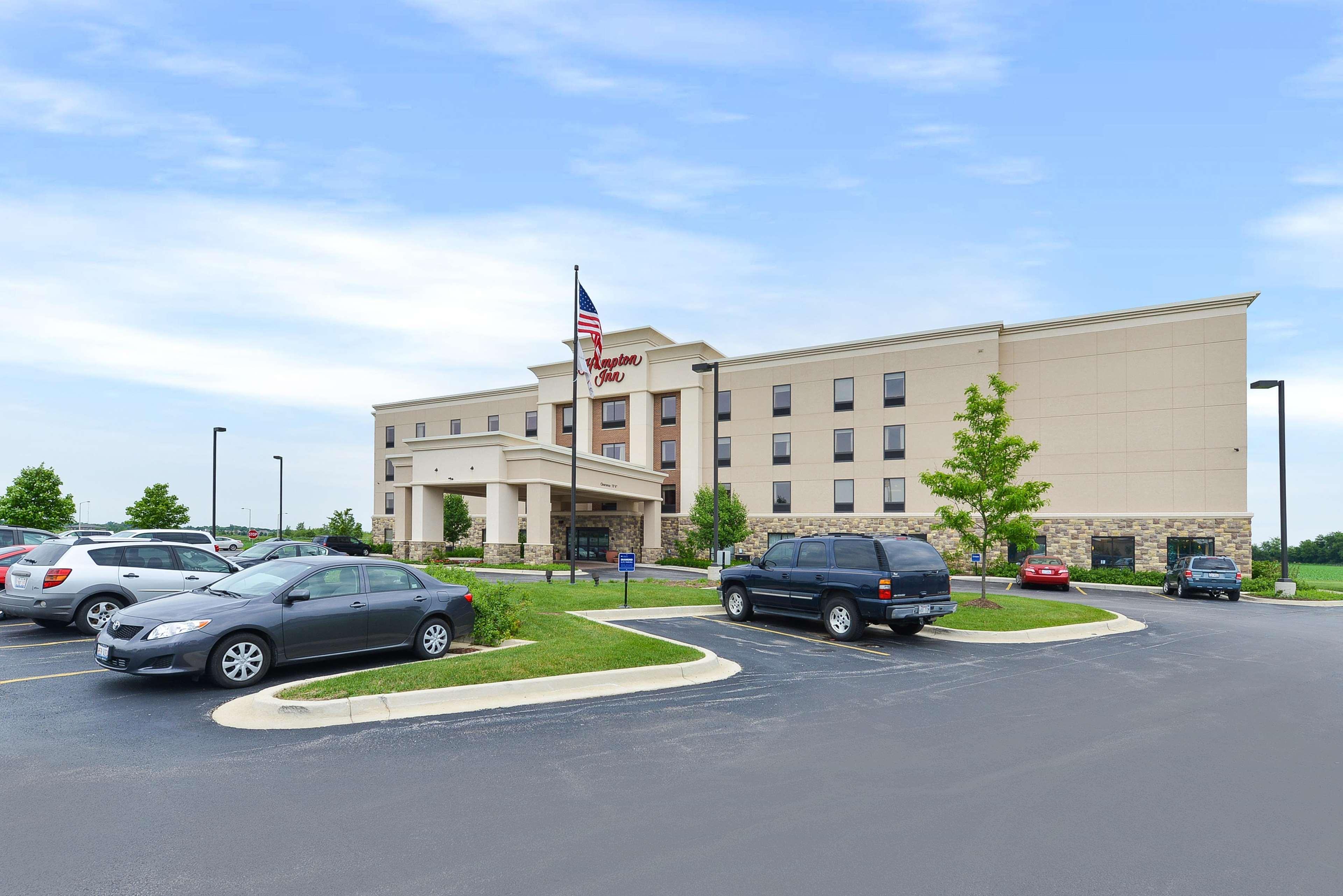 Hampton Inn Yorkville Exterior photo